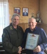Ветеран Макаровского лесхоза получил в подарок охотничьи лыжи 