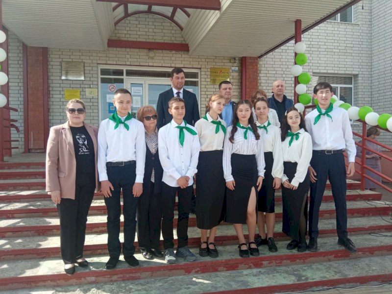 В школе Советского района Саратовской области на открытии Ботанического сада высадили ели