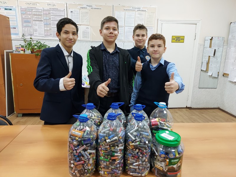 Юные саратовцы тоннами собирают батарейки и крышки от пластиковых бутылок