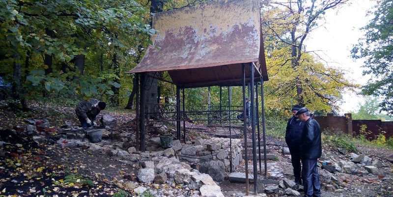 Саратовский родник в парке «Кумысная поляна» укрепляют бутовым камнем