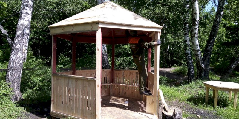 В новых беседках на Кумысной поляне устанавливают столы