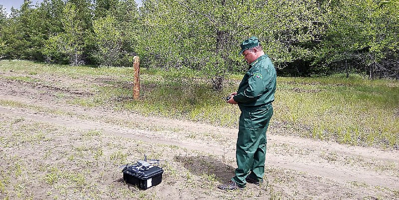  В Саратовской области сотрудники лесхозов предотвратили переход огня в лес 