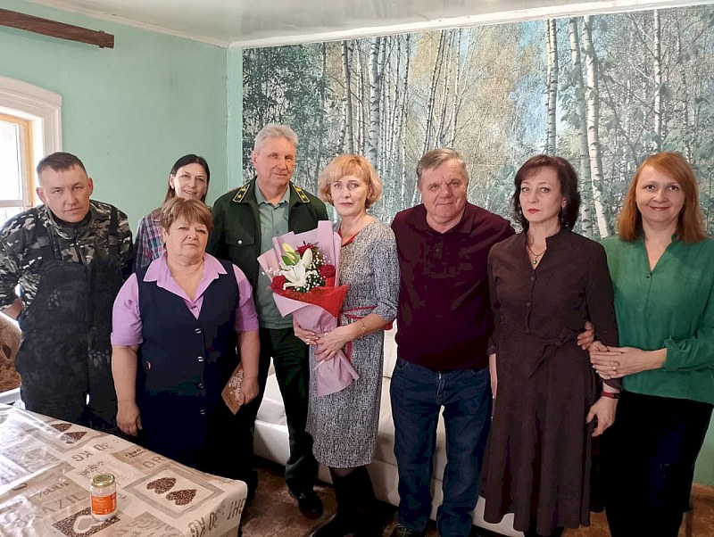 В Балаково поздравили с юбилеем сотрудницу из местного лесничества