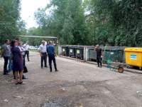 В Саратове проверили на чистоту контейнерные площадки в Кировском районе