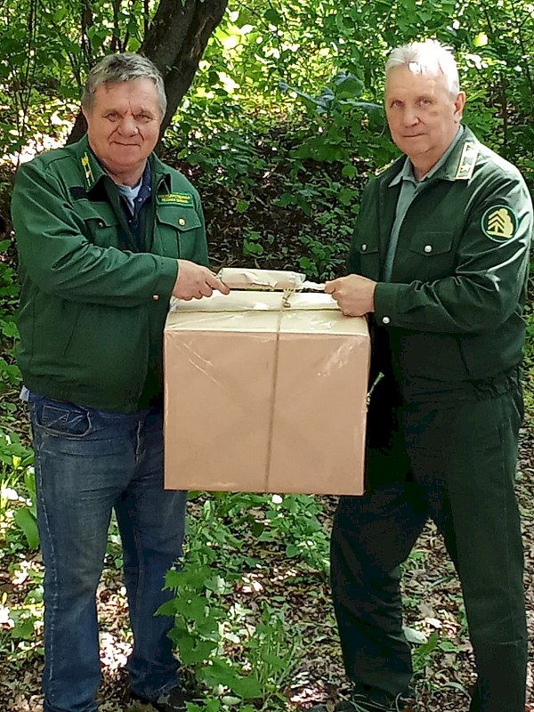 В Балакове главному лесничему на юбилей подарили точильный станок 