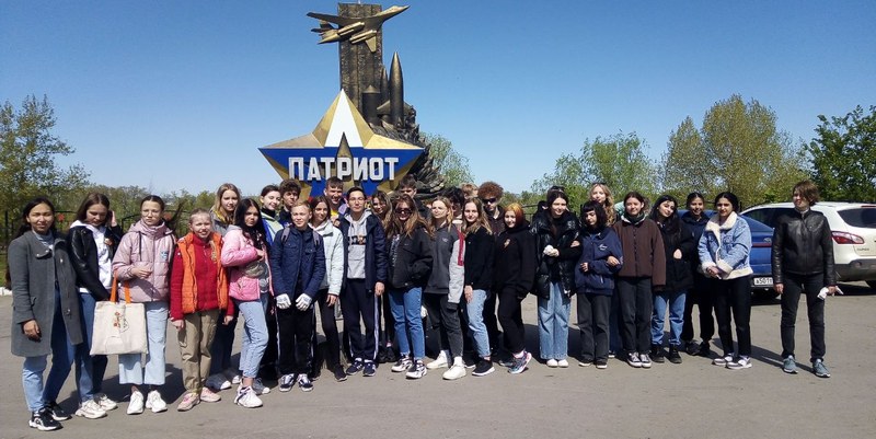 В Парке Патриот в Энгельсе старшеклассники убрали мусор и покрасили деревья в память о героях войны