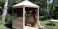 В новых беседках на Кумысной поляне устанавливают столы