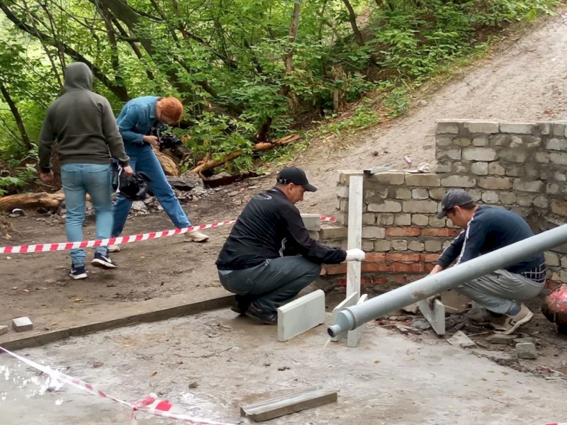 В Саратове на Кумысной поляне благоустраивают родник «Солдатский»