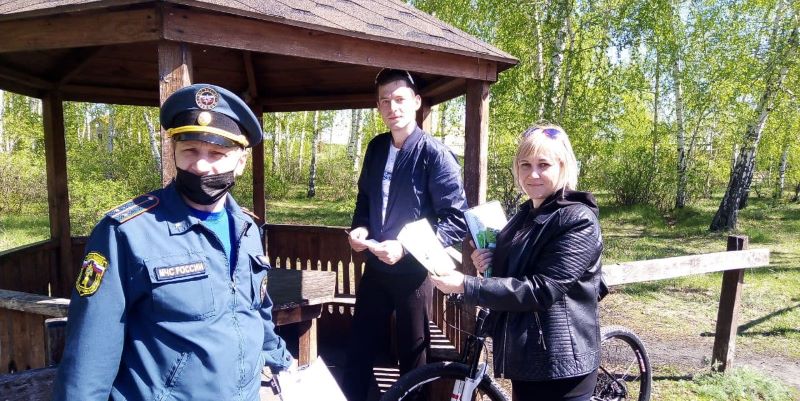 В парке «Кумысная поляна» сотрудники Минприроды раздали саратовцам листовки