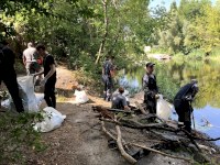 В Саратове железнодорожники прибрались на берегу озера Верхнее