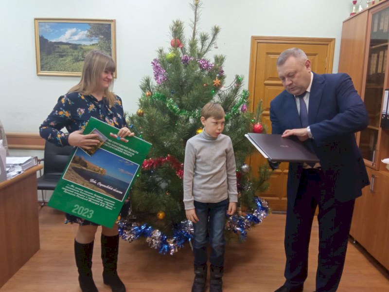  Министр Константин Доронин на «Елке желаний» осуществил мечту первоклассника о ноутбуке 