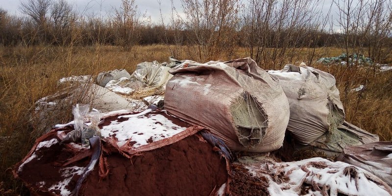 За свалку мусора в полях Саратова накажут собственника земли